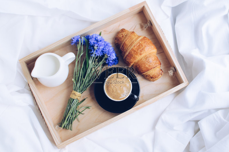 早餐在床上正版图片素材