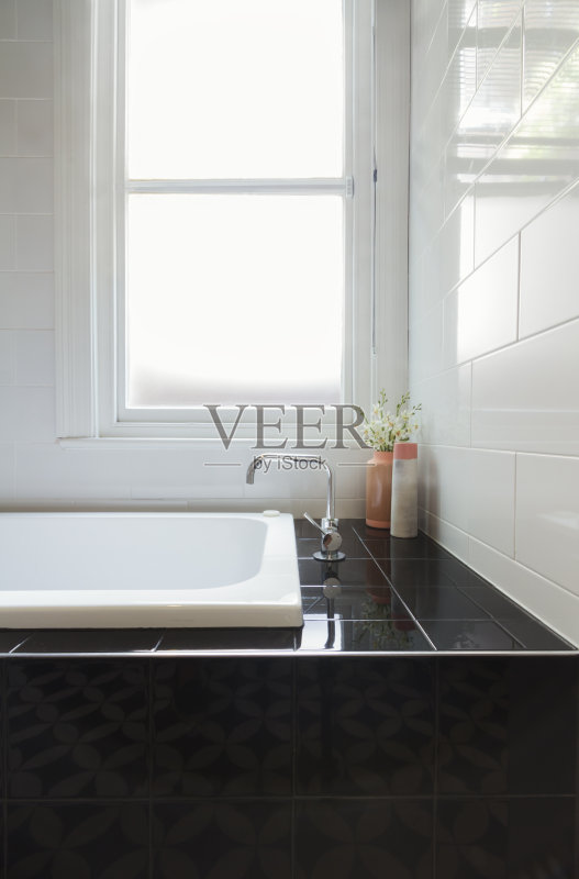 靠近细节的黑色瓷砖浴盆在翻新的墨尔本浴室正版图片素材