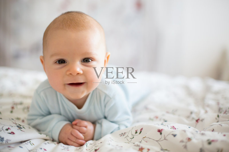 可爱的小男孩在白色的阳光卧室在冬天的早晨正版图片素材