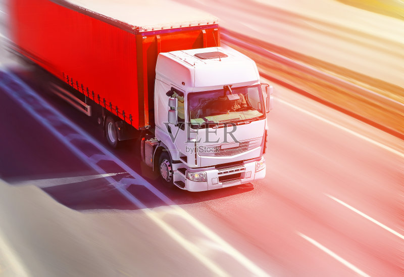卡车在高速公路上行驶正版图片素材
