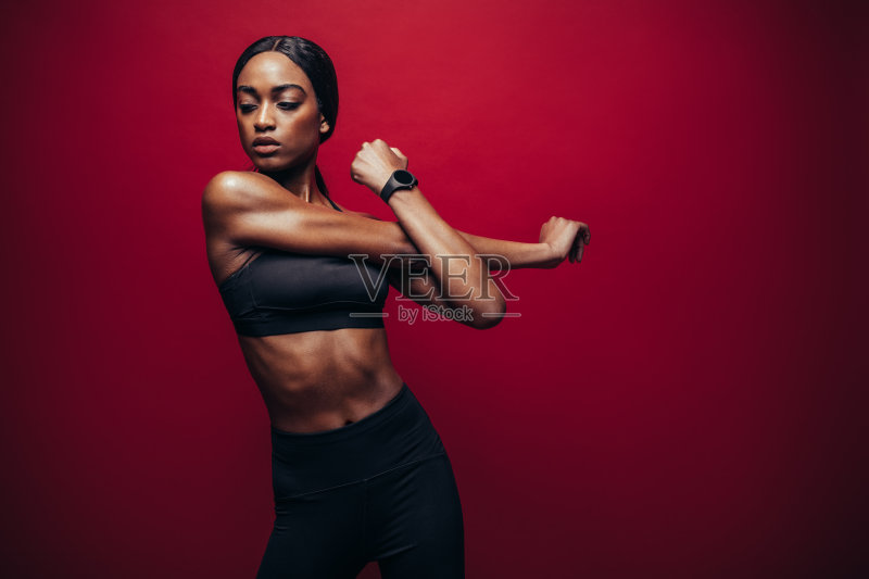 健康的非洲妇女做伸展运动正版图片素材