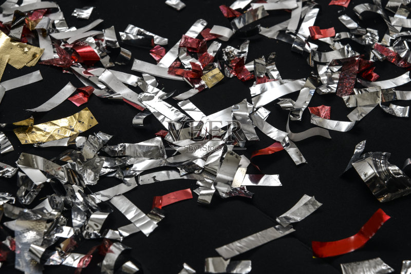 黑色背景上的金色金属五彩纸屑正版图片素材