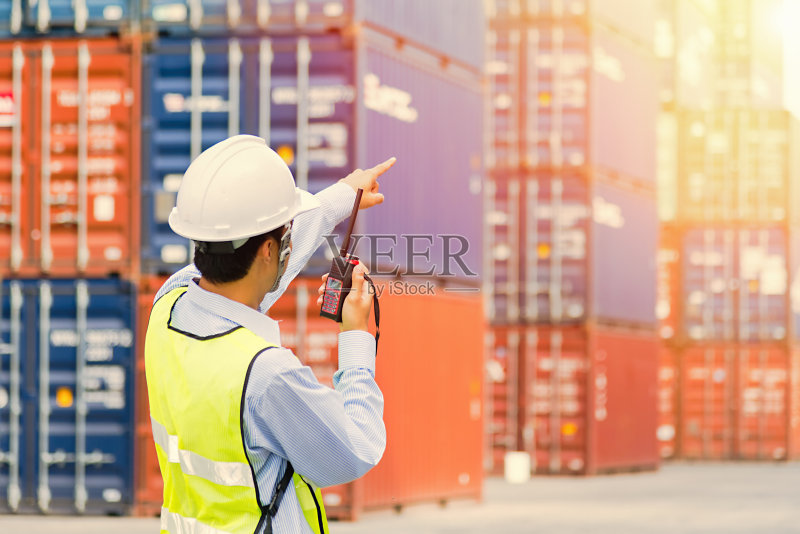 工头控制装载集装箱。正版图片素材