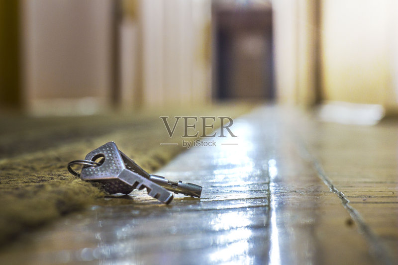 从酒店大堂丢失的钥匙到办公室,背景和背景都用散景效果模糊化正版图片素材