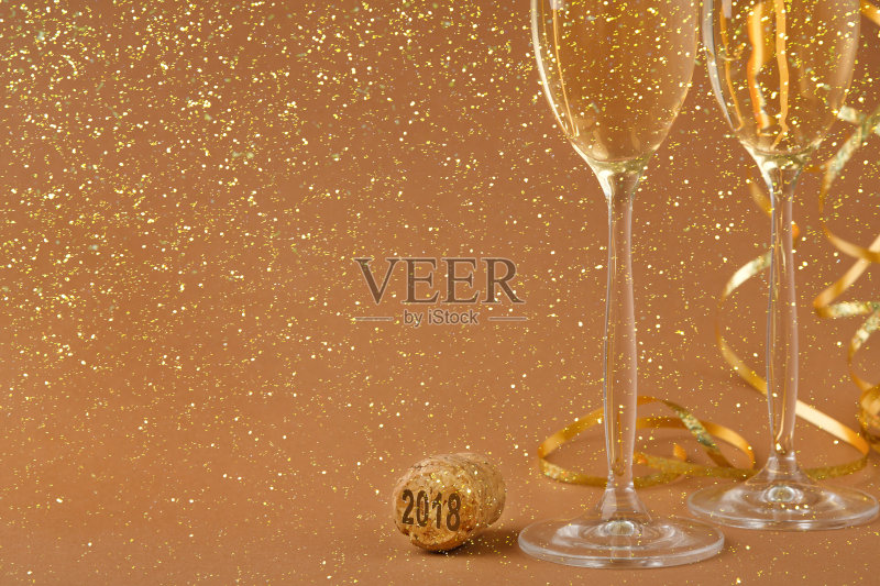 金色假日背景上的香槟酒杯正版图片素材