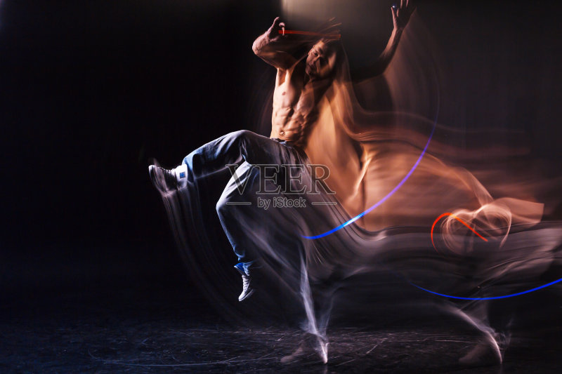 有魅力的年轻人展示他的舞蹈正版图片素材