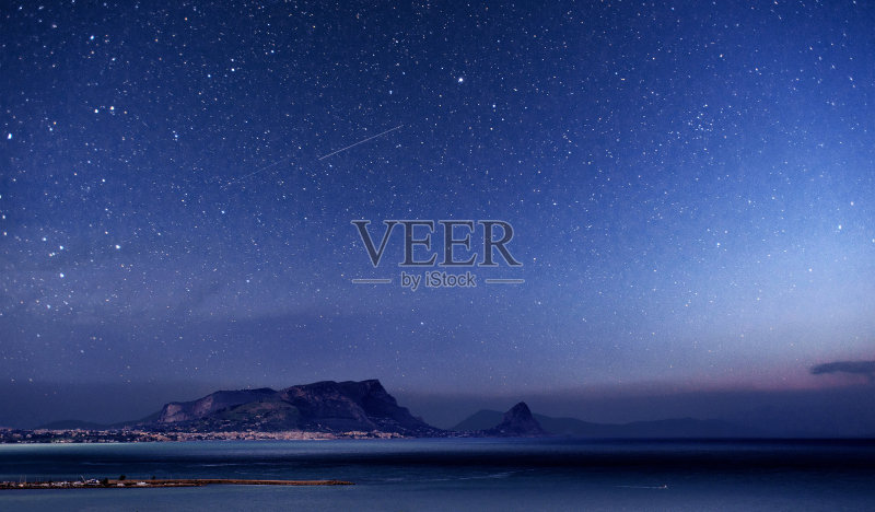 云雾缭绕的山海风景如画。正版图片素材