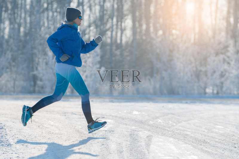 冬季慢跑-冬季在雪中跑步。健康的生活方式。正版图片素材