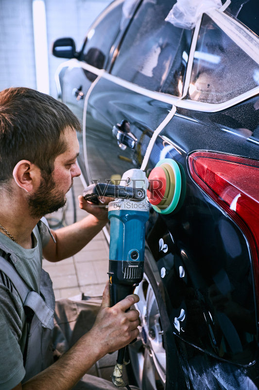 对黑机的抛光服务为客户服务。正版图片素材