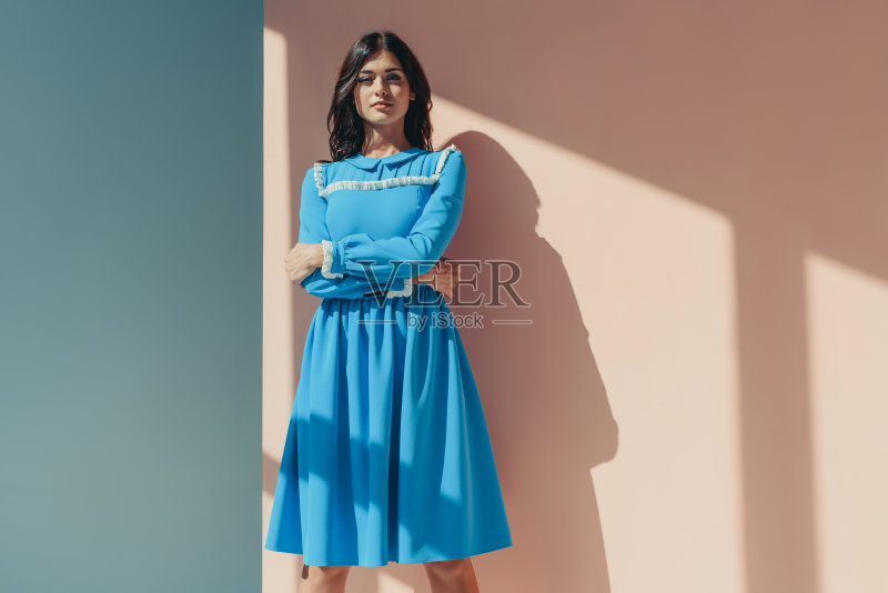 穿着时髦的绿松石色衣服的女人正版图片素材