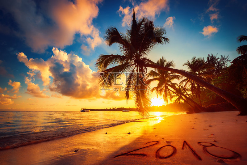 2018年新年快乐概念,沙滩上的字母。海上日出。蓬迦南正版图片素材