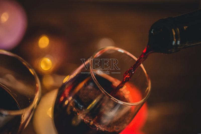 红酒倒入杯中正版图片素材