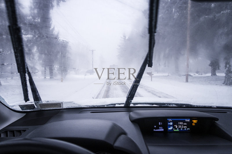 前方有一辆扫雪车,在雨刷之间正版图片素材