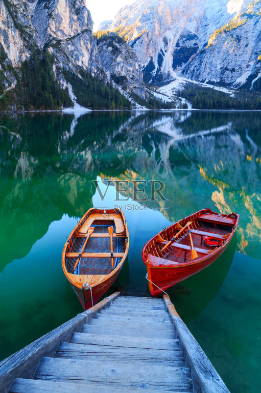 塞科菲尔山(Pragser Wildsee)背景中的布雷兹湖和小船正版图片素材