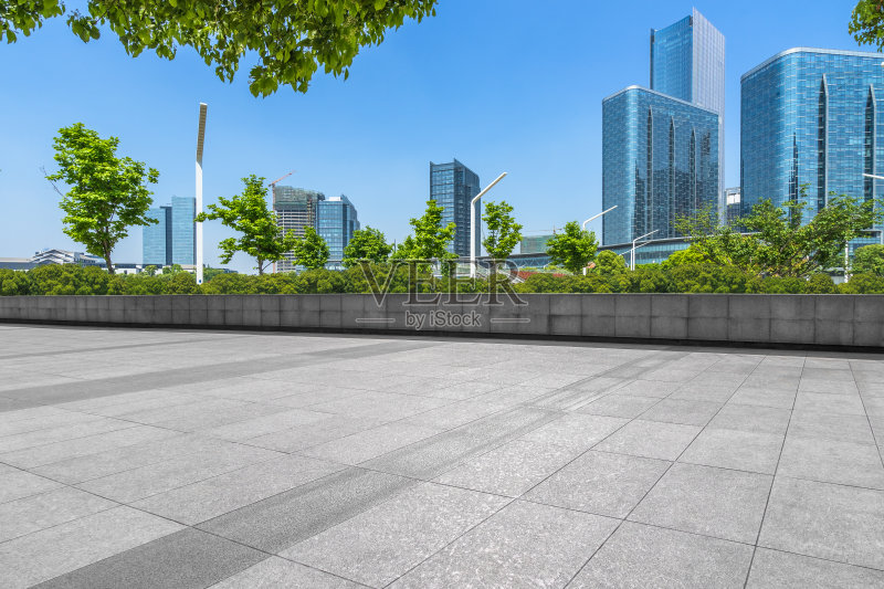 现代办公大楼前空荡荡的人行道正版图片素材