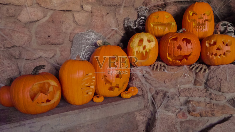 用橙色南瓜雕刻的各种杰克灯。正版图片素材