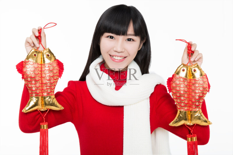 漂亮的女孩拿着春节装饰品正版图片素材
