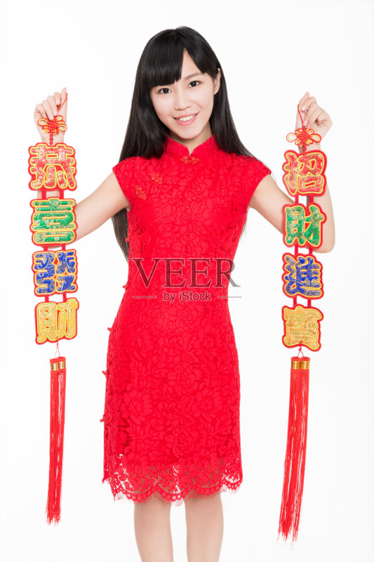 漂亮的女孩拿着春节装饰品正版图片素材