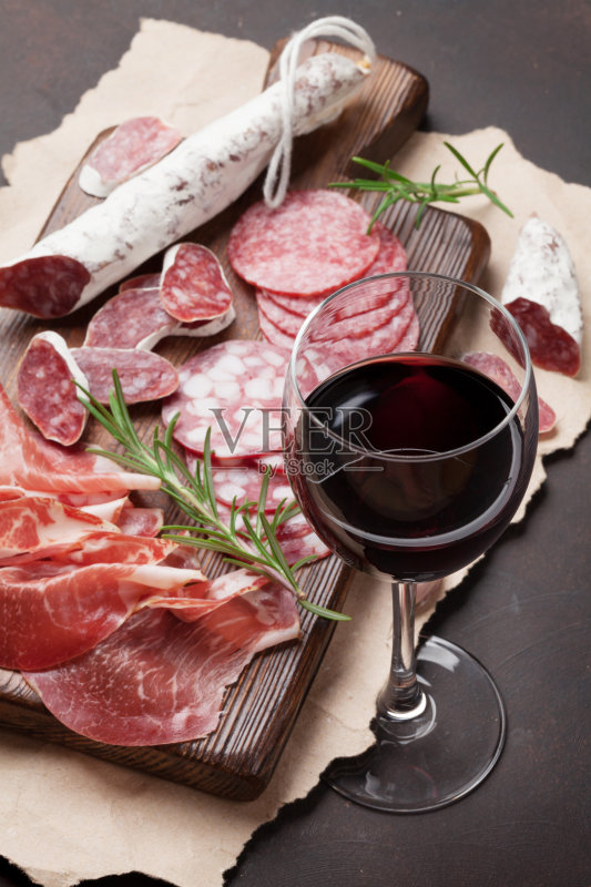 意大利腊肠,香肠,意大利熏火腿和葡萄酒正版图片素材