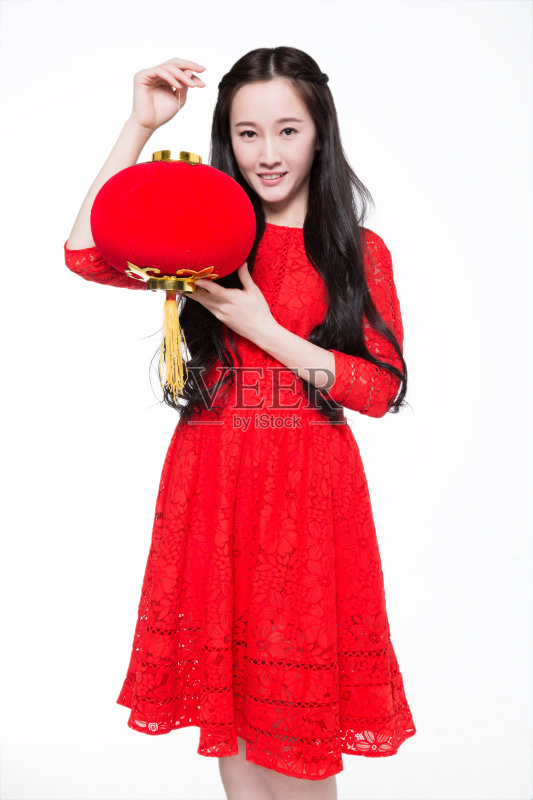 漂亮女孩拿着带流苏的红灯笼,在摄影棚拍摄正版图片素材