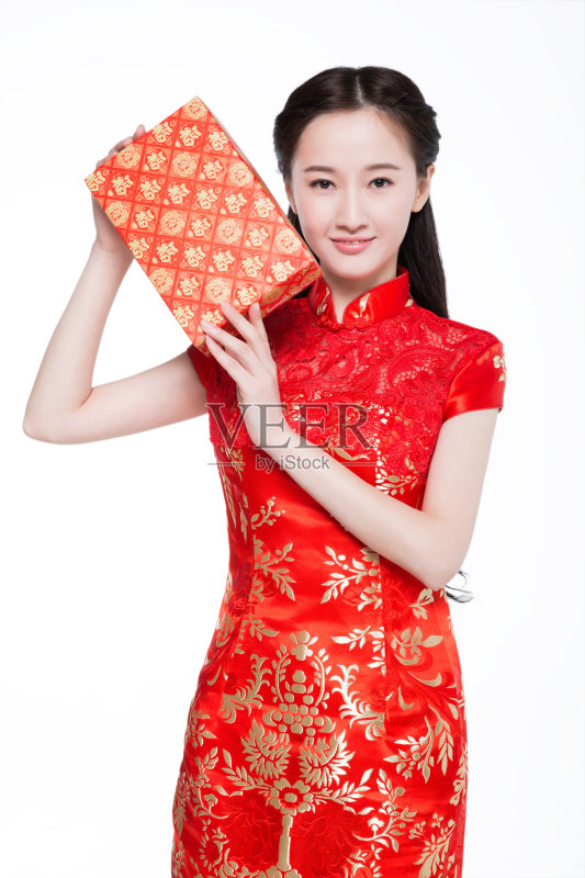 一个穿着旗袍拿着礼盒的女人的肖像在白色的背景上正版图片素材