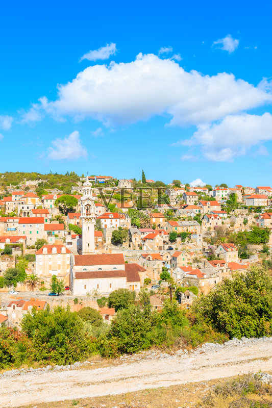 克罗地亚布拉克岛的Lozisca村,色彩斑斓的房屋和教堂正版图片素材