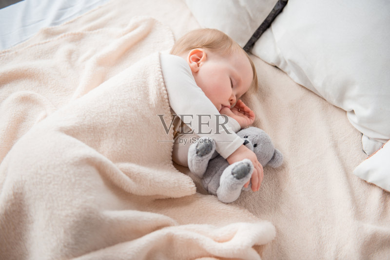 可爱的婴儿用玩具做梦正版图片素材