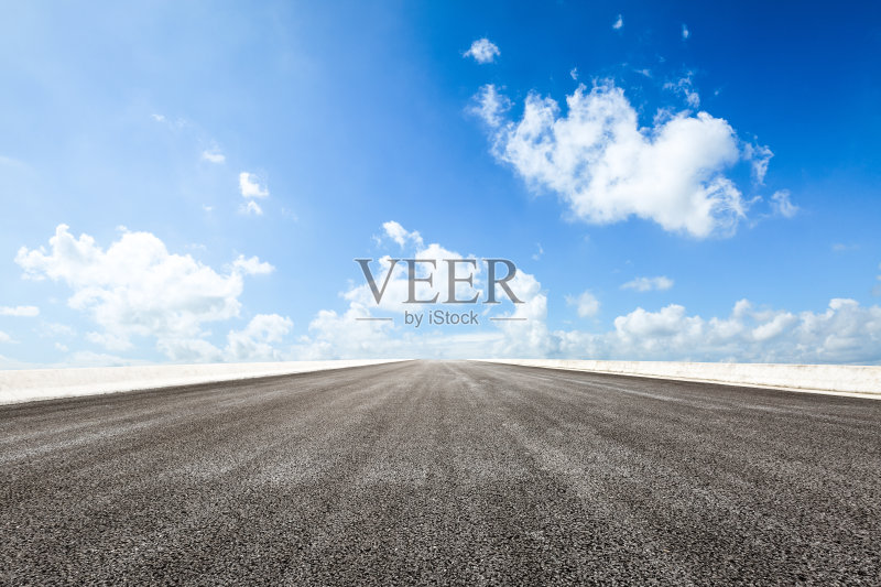 柏油路和蓝天白云的景象正版图片素材