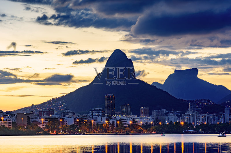 黄昏时分的雷伯龙街坊和小山正版图片素材