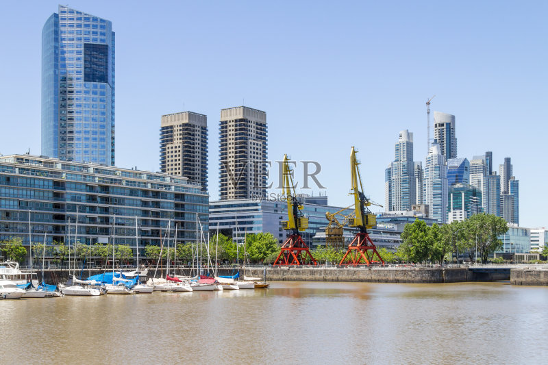 在布宜诺斯艾利斯的马德罗港航行正版图片素材