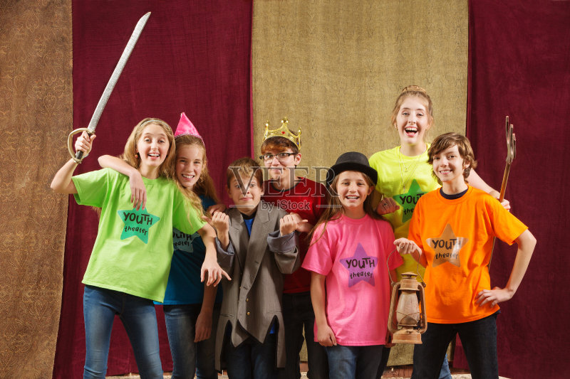 年轻的演员摆着戏服正版图片素材