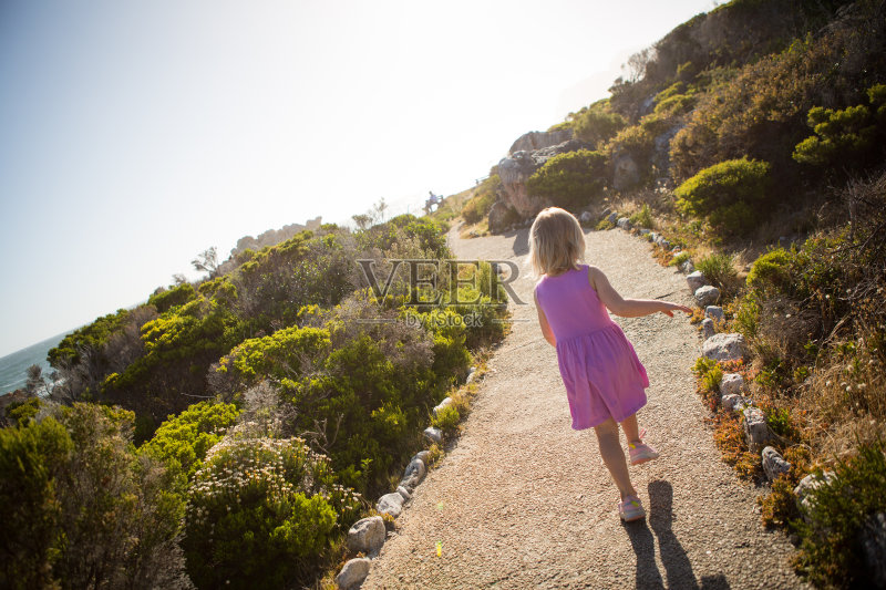 可爱的女孩在海边的小路上奔跑正版图片素材