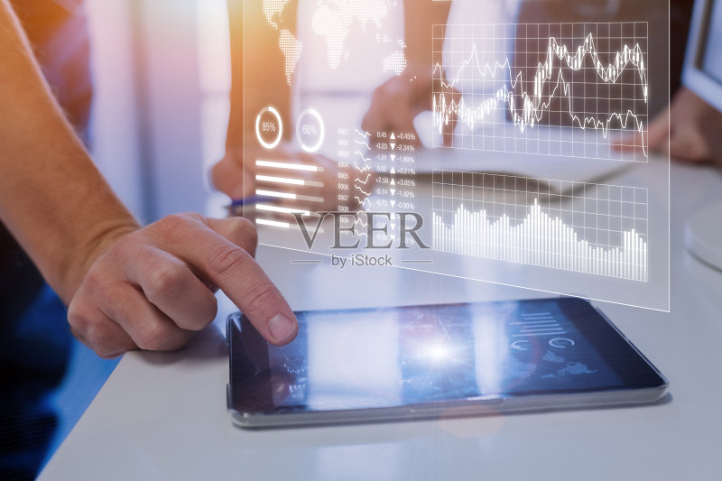 业务团队分析市场,销售,财务指标分析报告正版图片素材