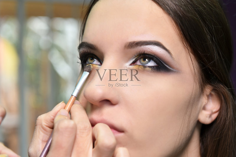 这女孩在美容院化了妆正版图片素材