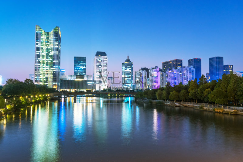 现代城市的现代建筑靠近水正版图片素材