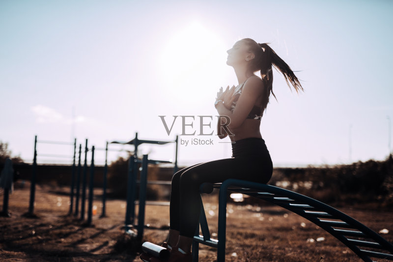 年轻女子在户外锻炼腹肌正版图片素材