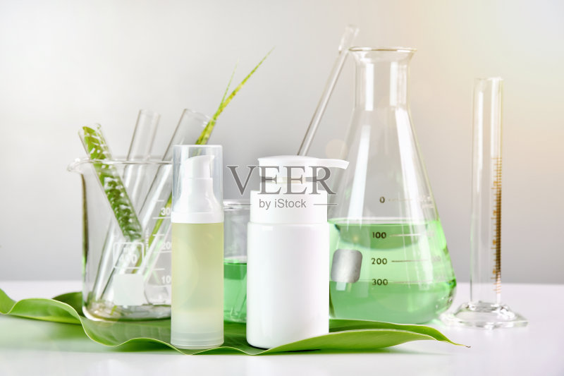 天然皮肤护理,绿色草本有机美容产品发现在科学实验室,空白化妆品包装品牌模型。(选择性聚焦)正版图片素材