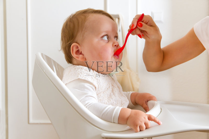 年轻的家庭正版图片素材