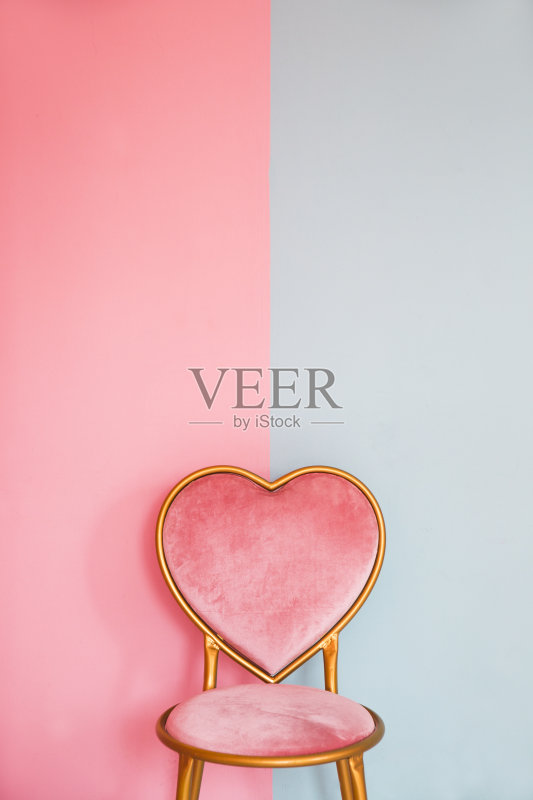 最小的粉色背景与心形椅子正版图片素材