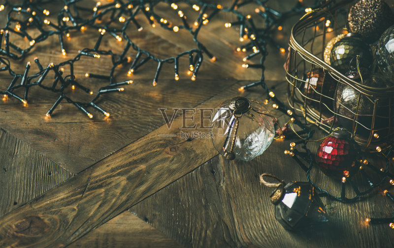 圣诞树装饰玻璃球盒和轻型花环正版图片素材