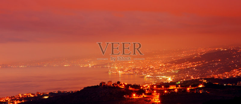 夜晚的红色天空下的山城正版图片素材