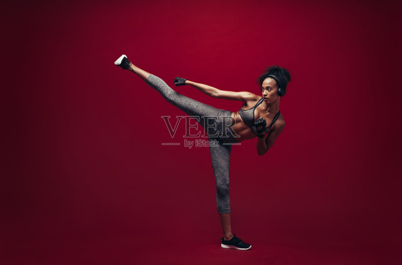 非洲女性练习跆拳道正版图片素材