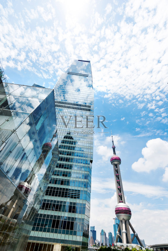 东方明珠电视塔和摩天大楼正版图片素材