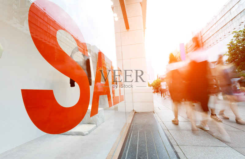 人们穿过商店的橱窗正版图片素材