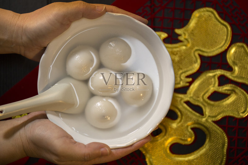 吃汤圆,庆祝中国传统的元宵节正版图片素材