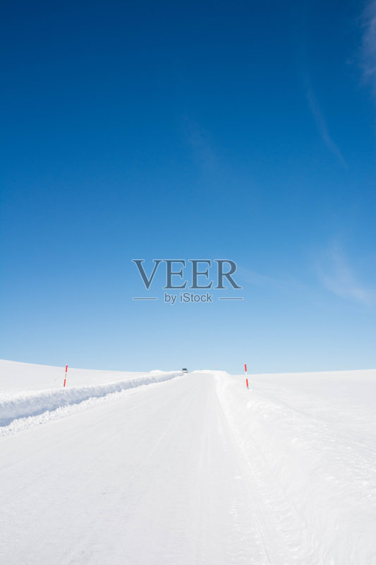 白雪覆盖的道路和蓝天正版图片素材