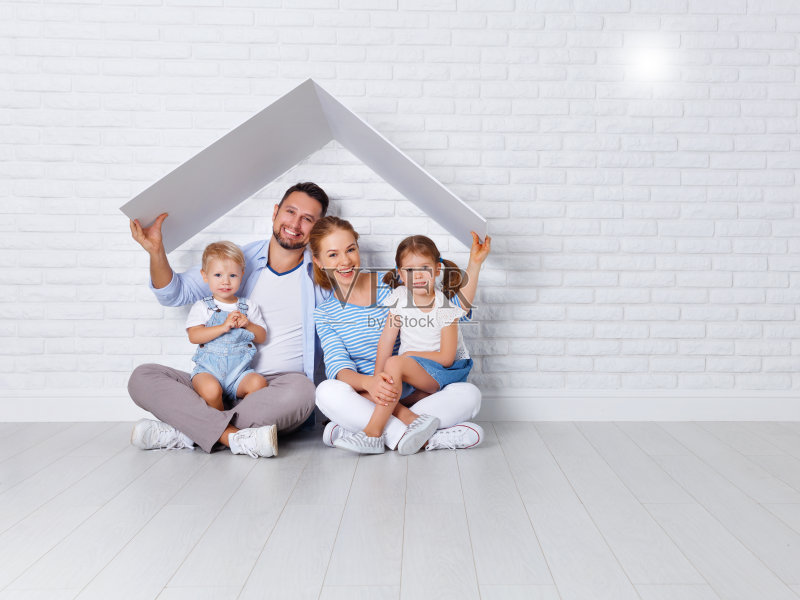 年轻家庭的概念住房。妈妈,爸爸和孩子们在新家正版图片素材