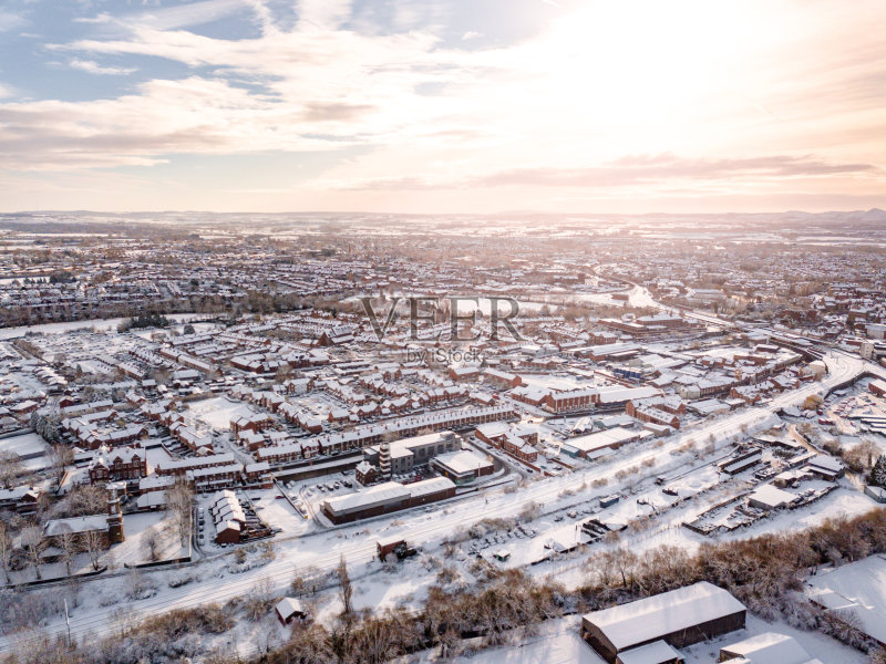 鸟瞰图,英国被雪覆盖的传统住宅郊区。正版图片素材