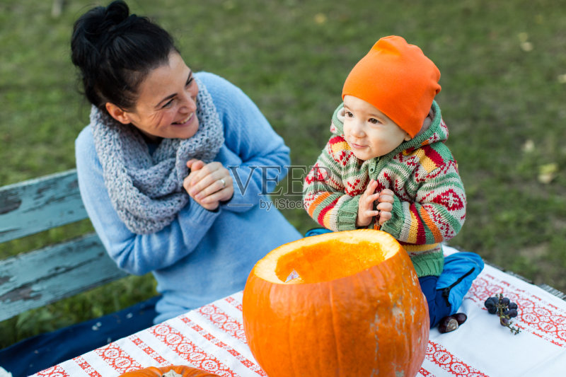 快乐的妈妈和她的宝宝在万圣节南瓜兴奋正版图片素材