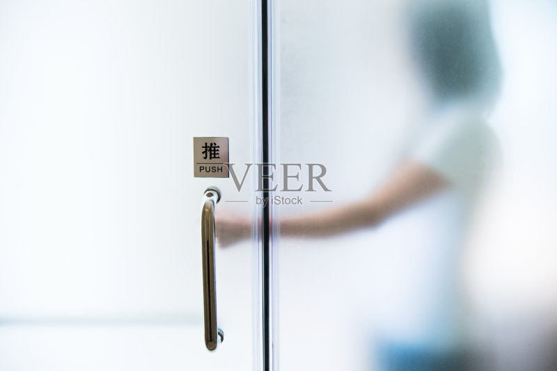 女人用手开门正版图片素材